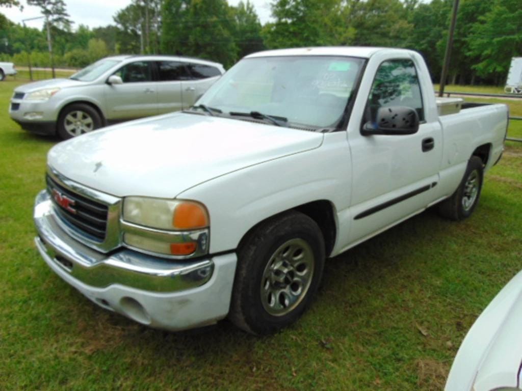 2005 GMC 1500 Equipment Image0