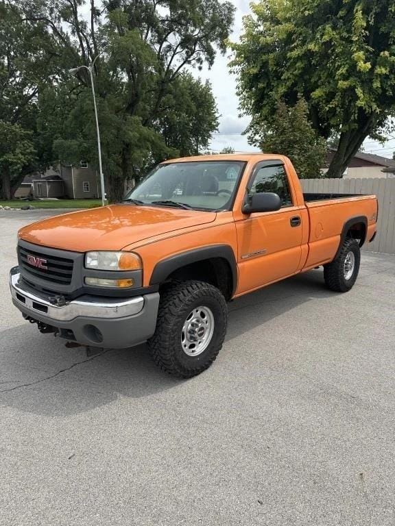2005 GMC 2500HD Equipment Image0