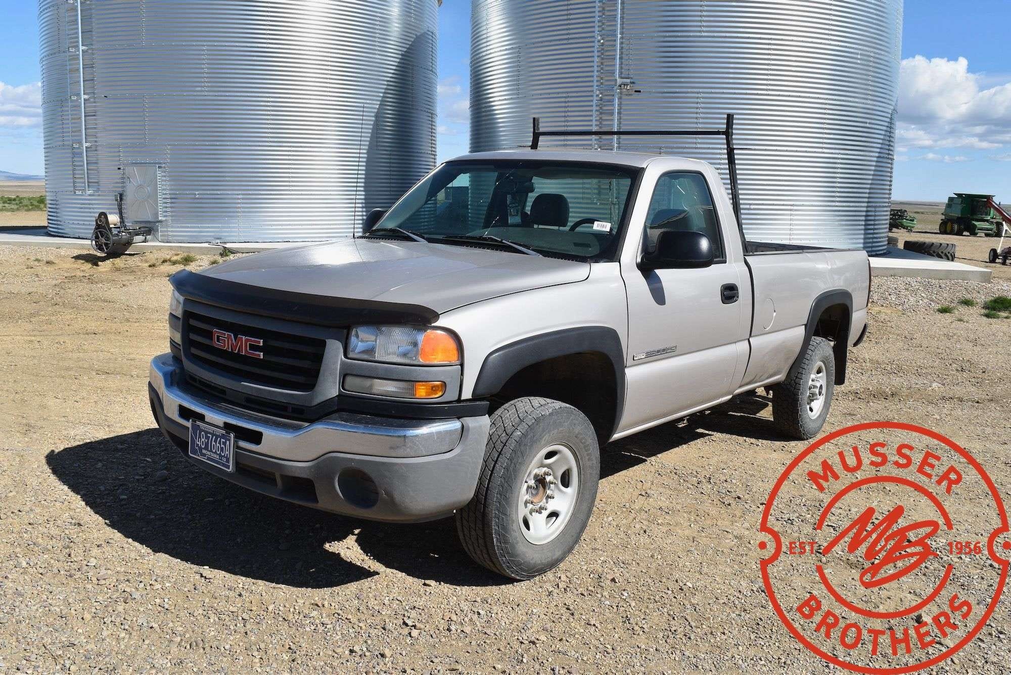 2005 GMC 2500 Equipment Image0