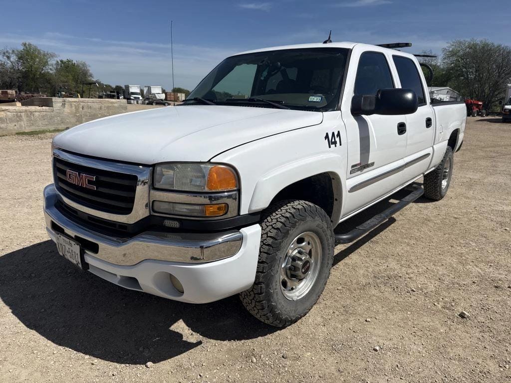 2005 GMC 2500 Equipment Image0