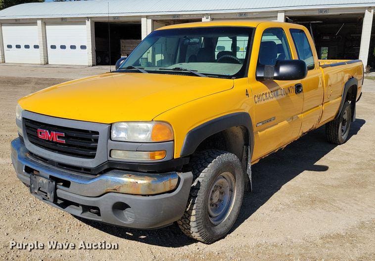 2005 GMC 2500HD Equipment Image0