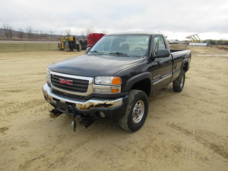 2005 GMC 2500HD Equipment Image0