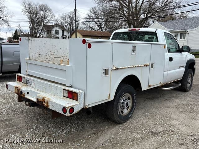 Image of GMC 2500HD equipment image 4