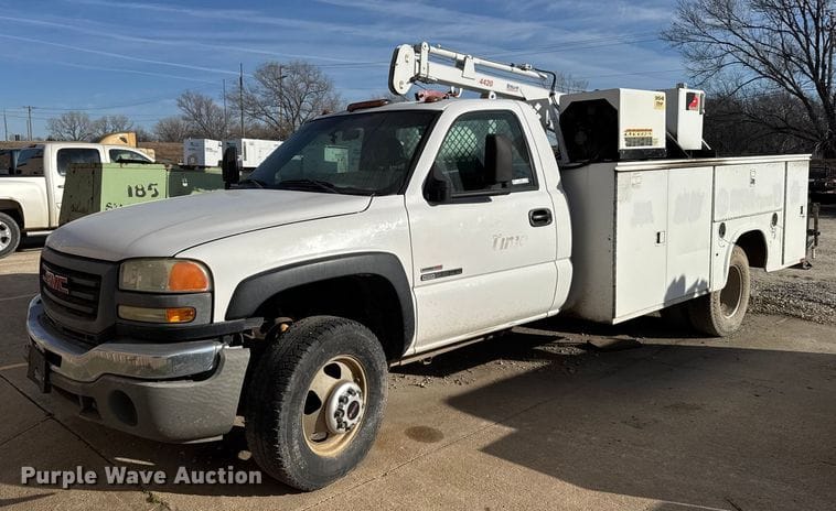 2005 GMC 3500HD Equipment Image0