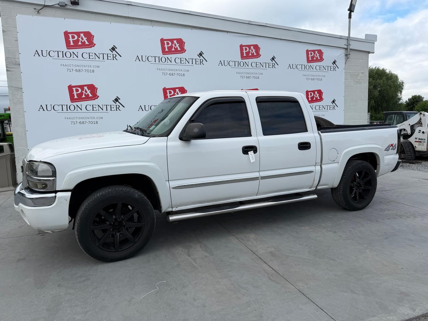 2005 GMC Sierra Equipment Image0