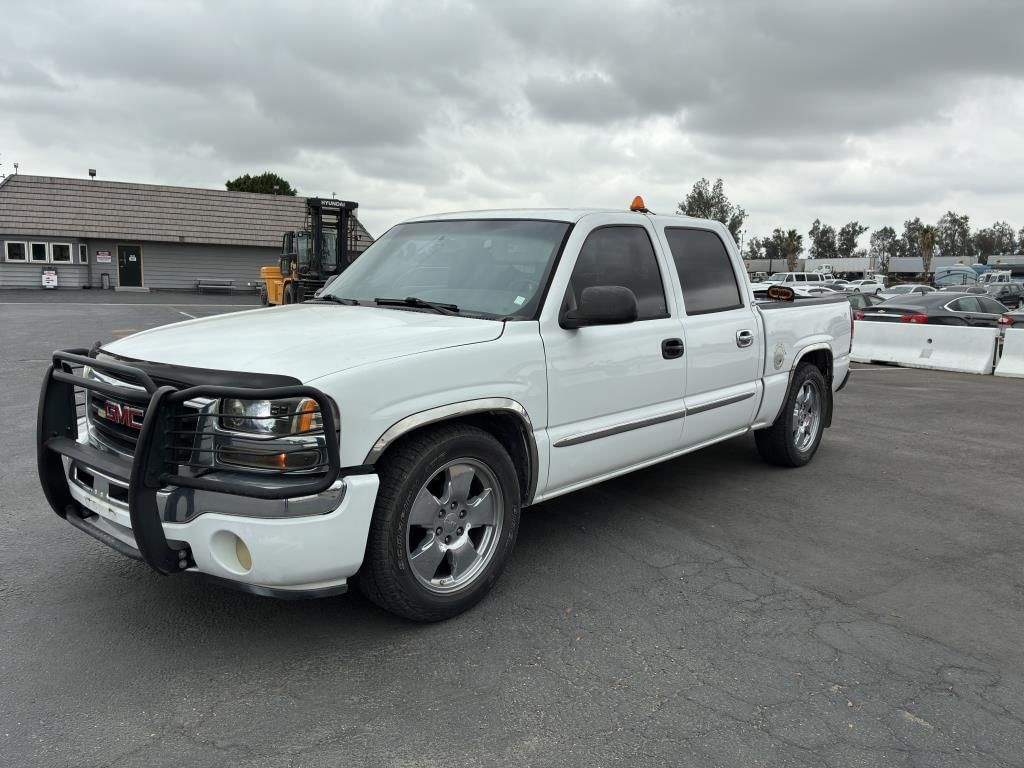 2005 GMC Sierra Equipment Image0