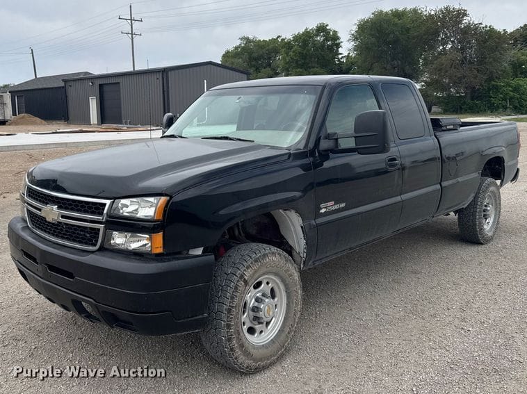 2005 GMC 2500HD Equipment Image0