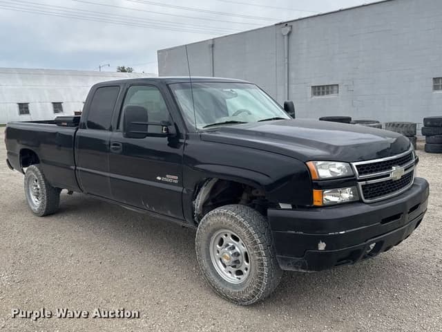 Image of GMC 2500HD equipment image 2