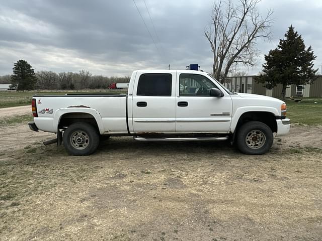 Image of GMC 2500HD equipment image 3
