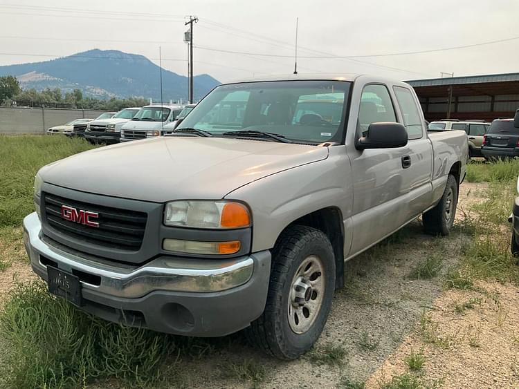 2005 GMC Sierra Equipment Image0