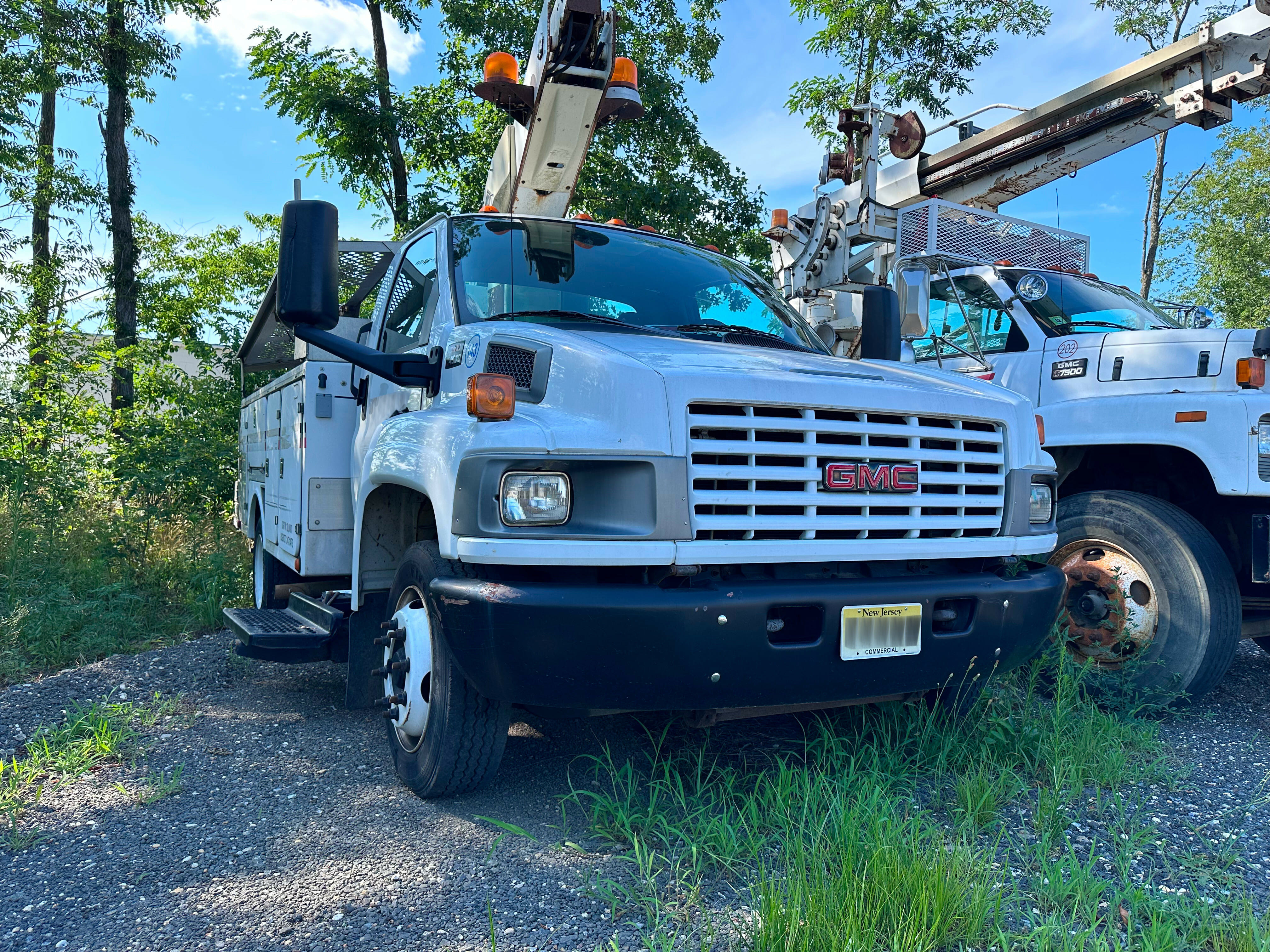 2005 GMC TopKick C4500 Equipment Image0