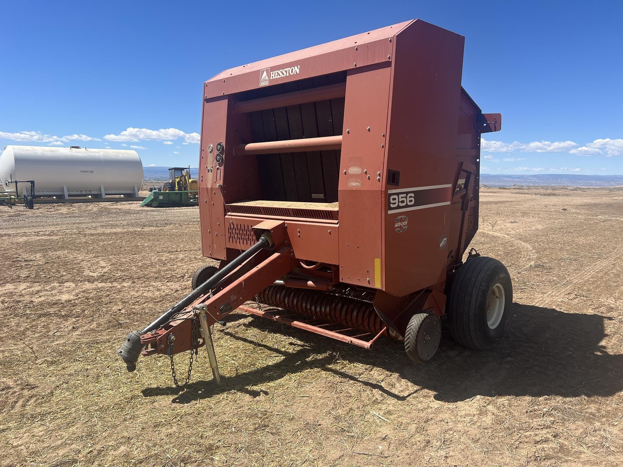 2005 Hesston 956 Equipment Image0