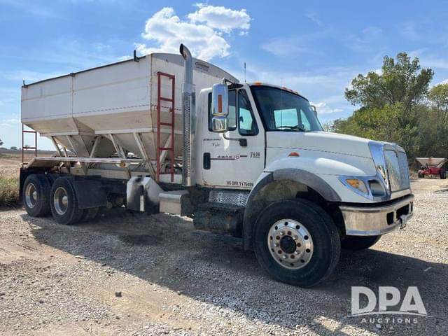 Image of International 7400 equipment image 4