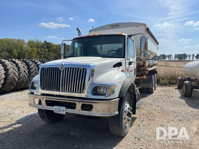 Image of International 7400 equipment image 1