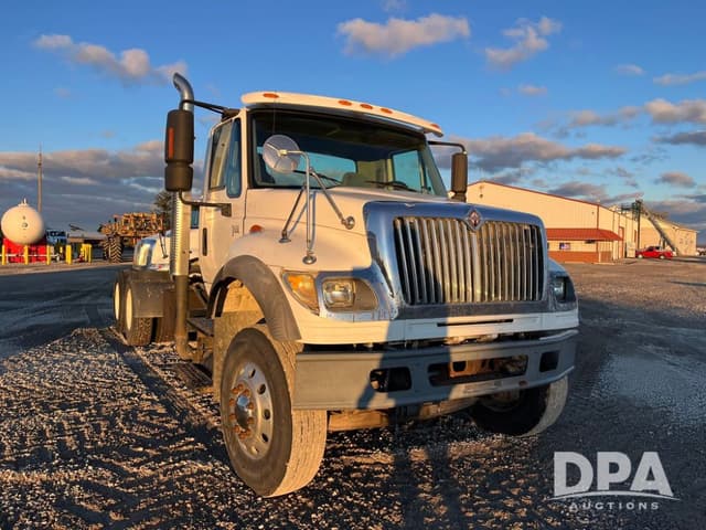 Image of International 7600 equipment image 3