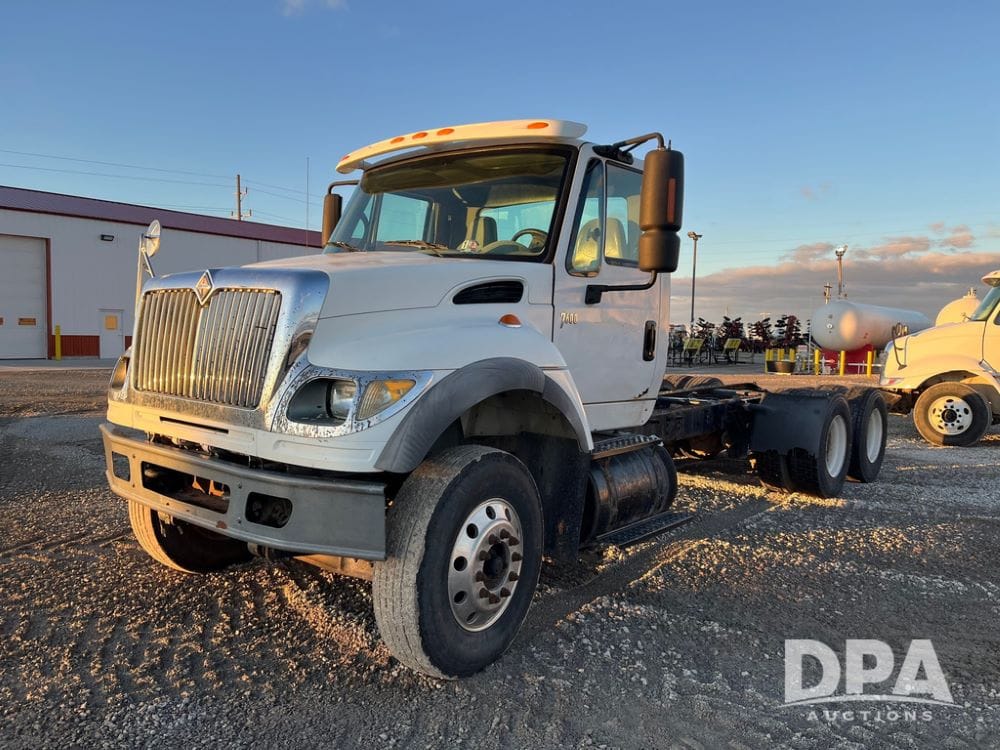 2005 International 7600 Equipment Image0