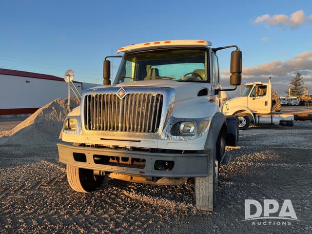 Image of International 7600 equipment image 1