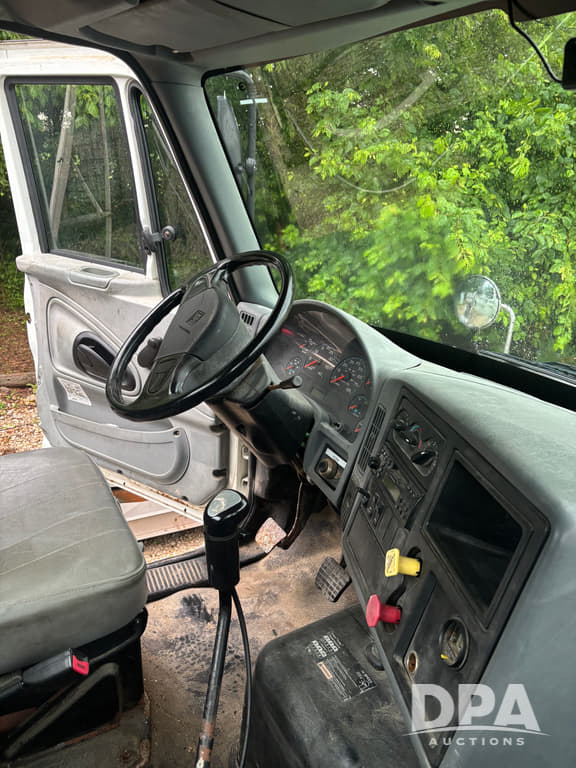 Image of International 8600 equipment image 4
