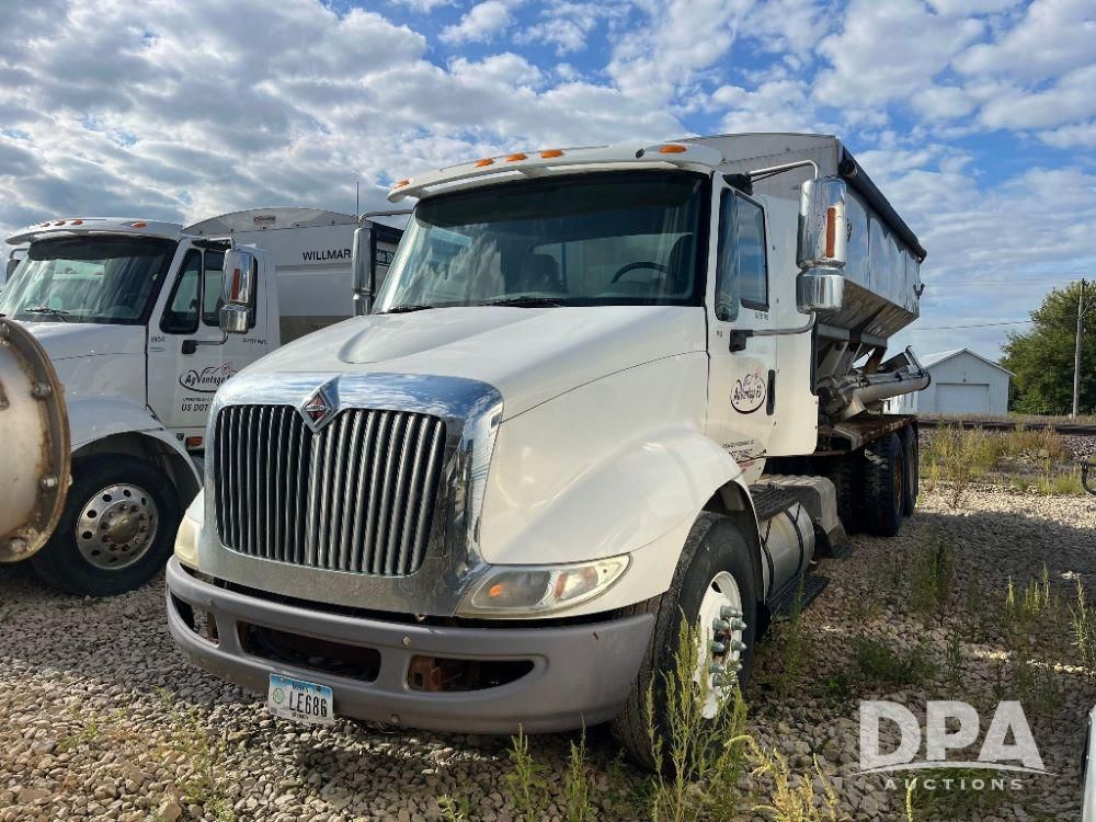 2005 International 8600 Equipment Image0