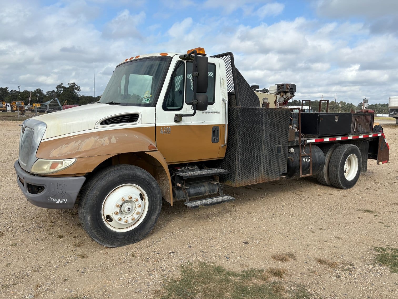 2005 International 4200 Equipment Image0