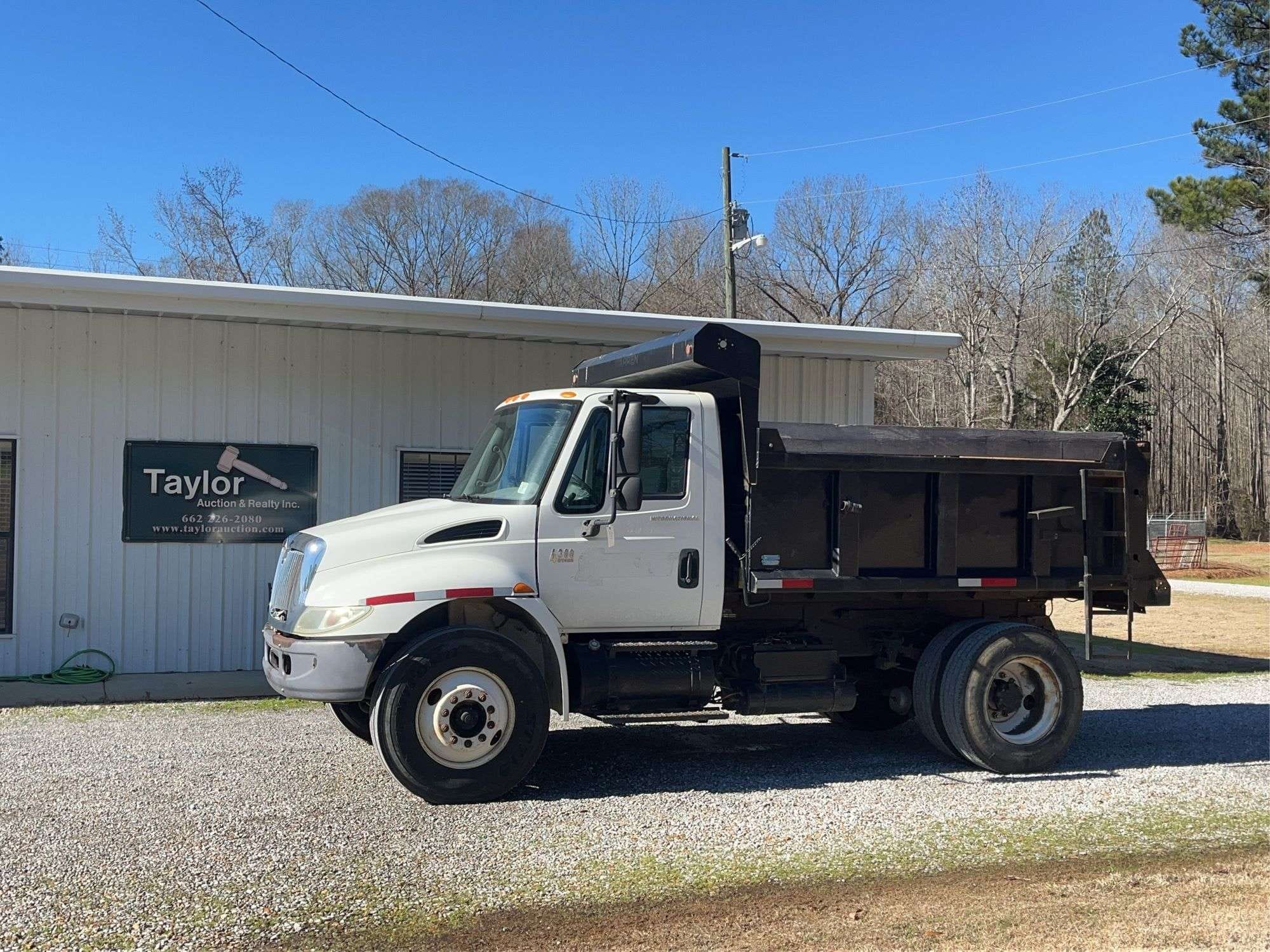 2005 International 4300 Equipment Image0