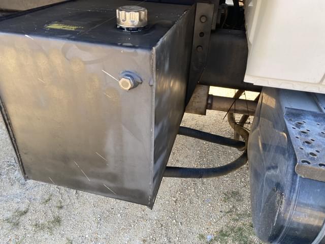 Image of International 4300 equipment image 4