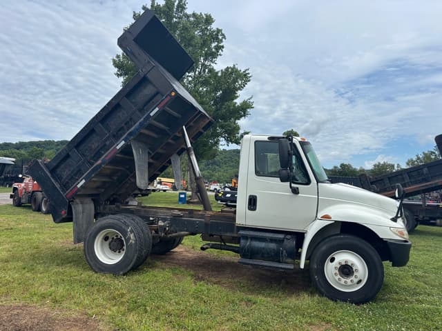 Image of International 4300 equipment image 3