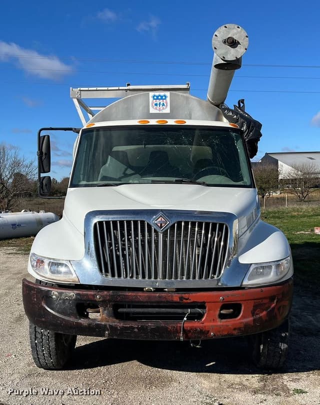 Image of International 4300 equipment image 1