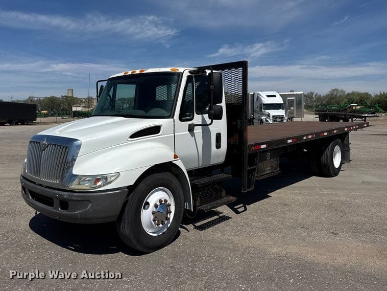 2005 International 4300 Equipment Image0