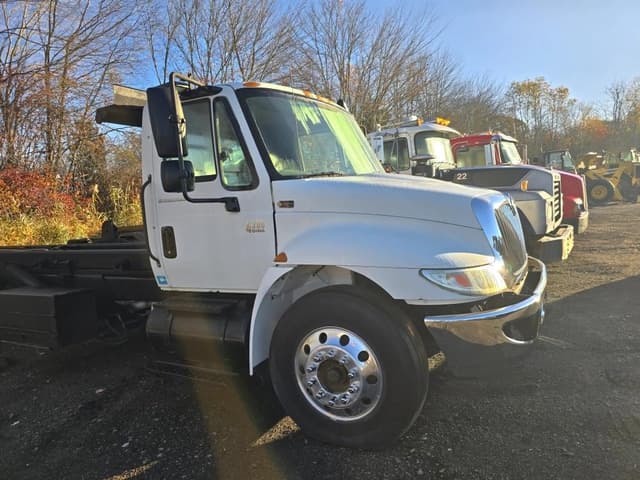 Image of International 4300 equipment image 3