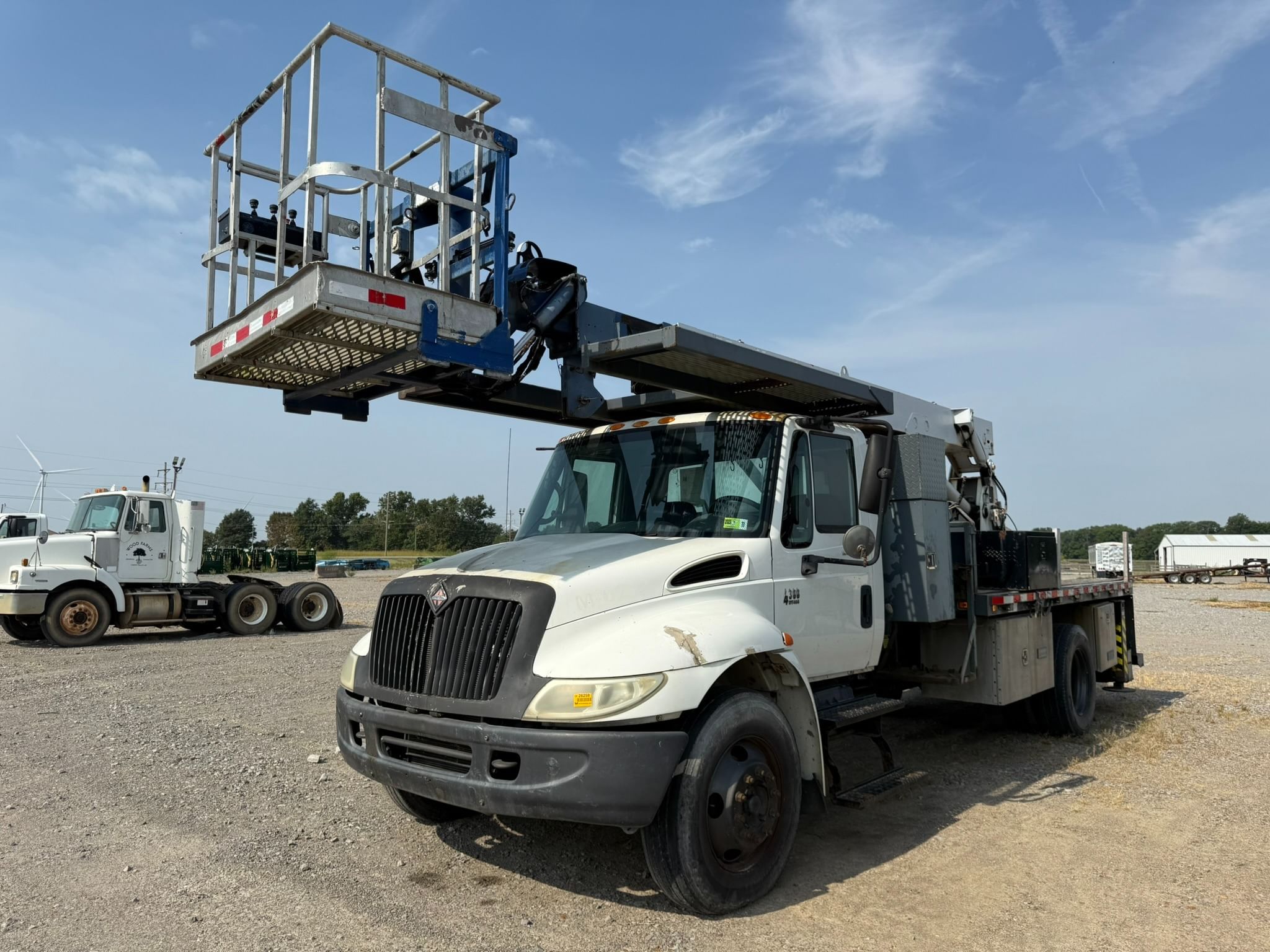 2005 International 4300 Equipment Image0
