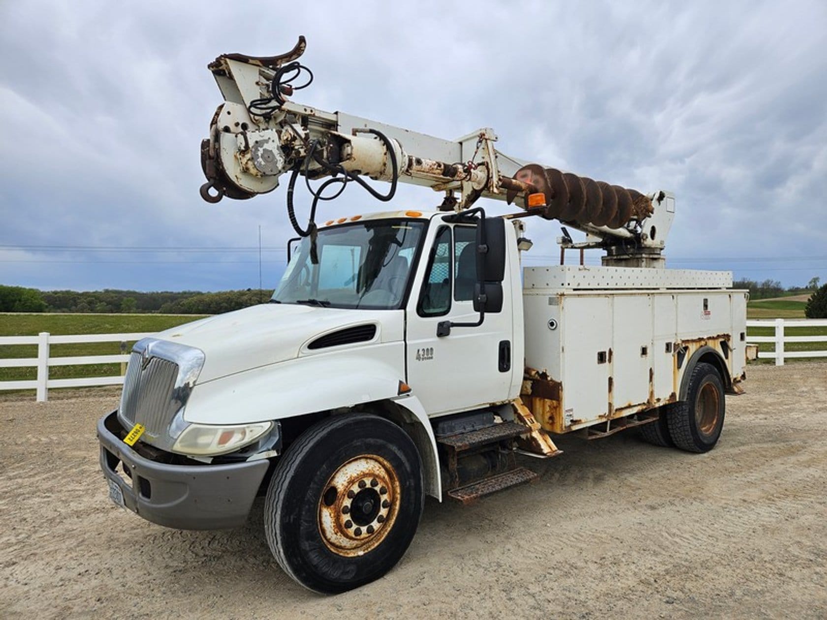 2005 International 4300 Equipment Image0