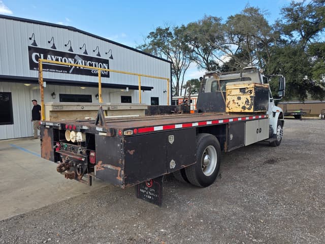 Image of International 4400 equipment image 1