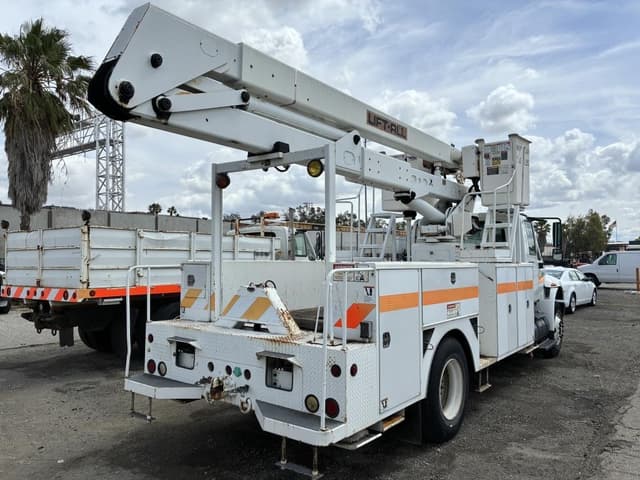 Image of International 4400 equipment image 2