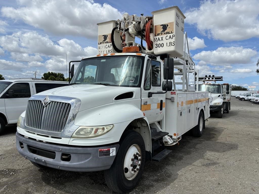 2005 International 4400 Equipment Image0