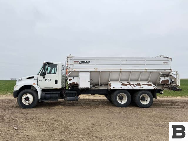 Image of International 4400 equipment image 2