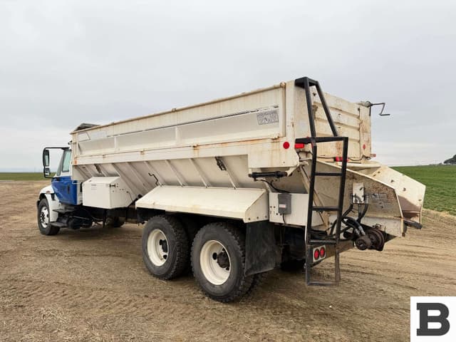 Image of International 4400 equipment image 3