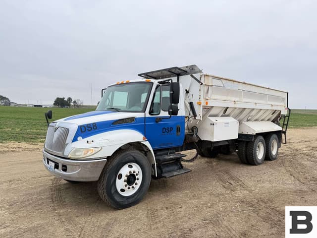 Image of International 4400 equipment image 1