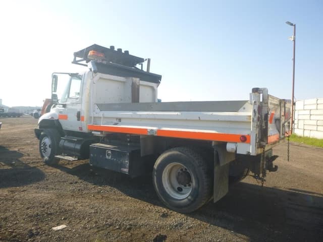 Image of International 4400 equipment image 3