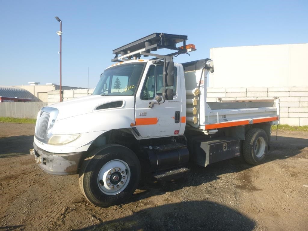 2005 International 4400 Equipment Image0