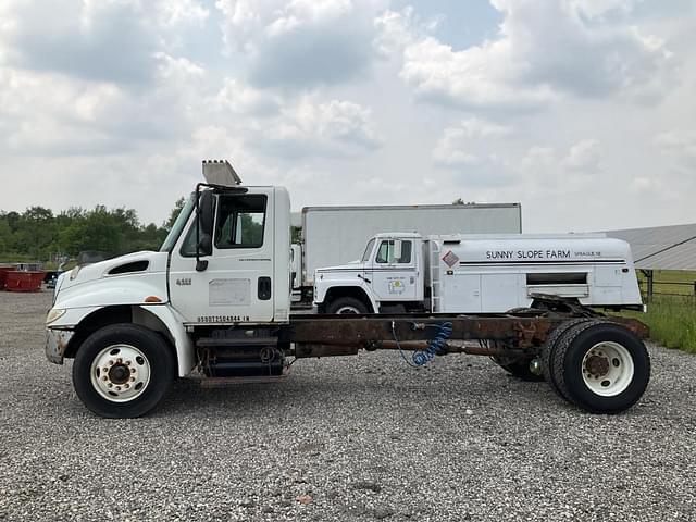 Image of International 4400 equipment image 1
