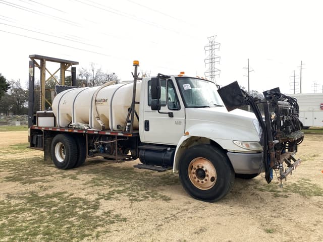 Image of International 4400 equipment image 3