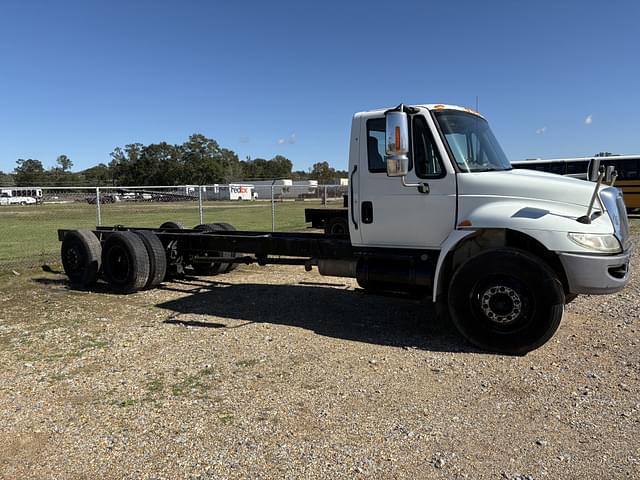 Image of International 4400 equipment image 3