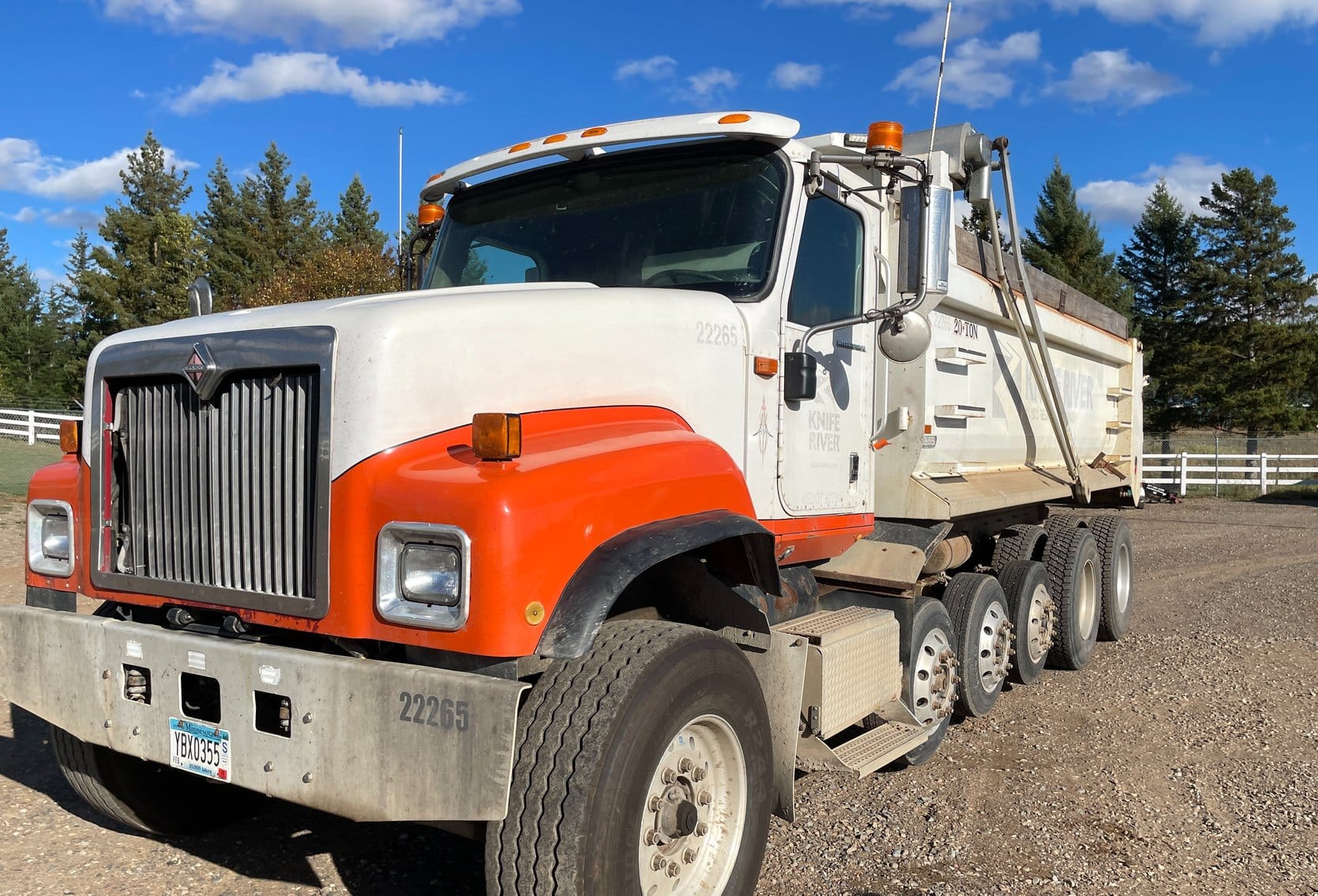 2005 International 5500i Equipment Image0