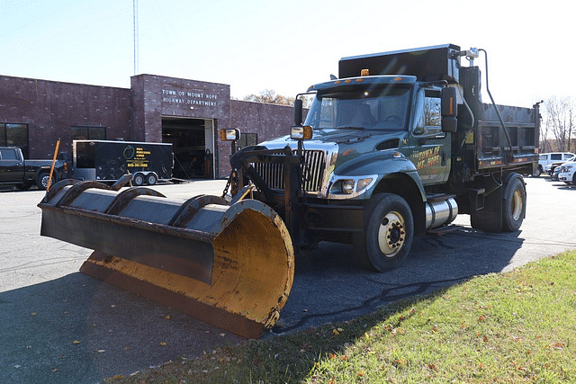 Image of International 7300 equipment image 3