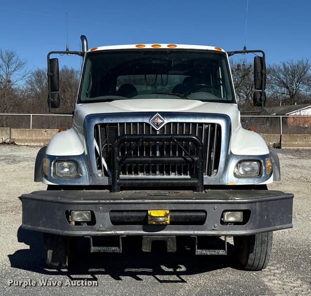 Image of International 7300 equipment image 1