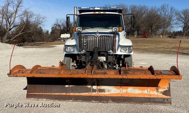 Image of International 7300 equipment image 1