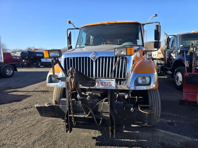 Image of International 7300 equipment image 1