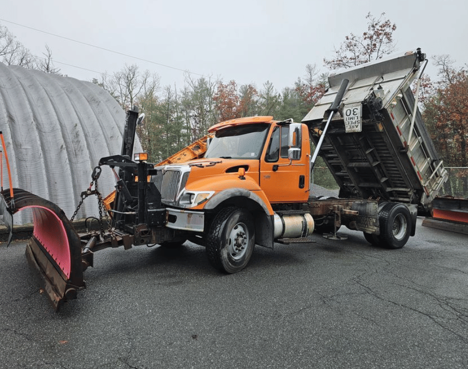 2005 International 7400 Equipment Image0