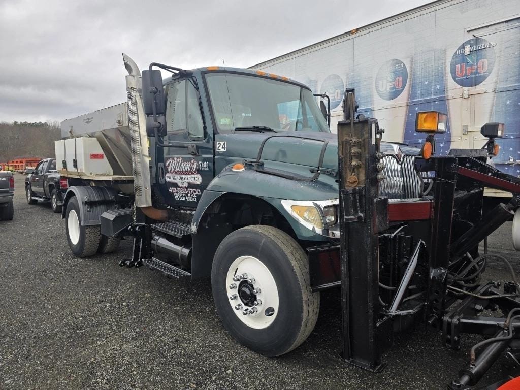 2005 International 7400 Equipment Image0